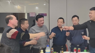 Σηκώστε το ποτήρι αποτίστε φόρο τιμής στο πνεύμα του τεχνίτη, ενώστε τα χέρια και ξεκινήστε ένα νέο ταξίδι μαζί